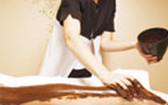 Massage chân với chocolate