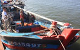 9 thuyền viên gặp nạn vào bờ an toàn