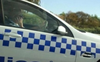 Xôn xao vụ cảnh sát Úc vừa lái xe vừa sử dụng điện thoại