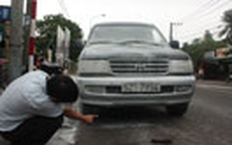 Ô tô cháy gần cây xăng