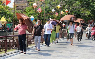 Hội An, du khách "trốn nắng"