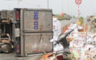 Xe tải chở bia lật nhào