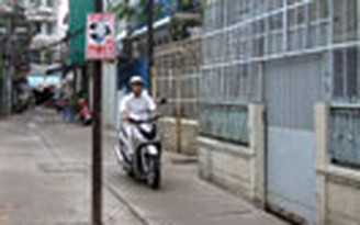 Trụ điện giữa hẻm