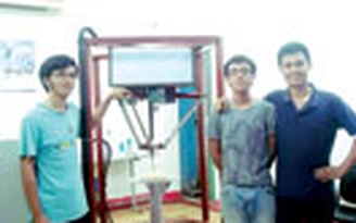 Sinh viên chế tạo robot công nhân