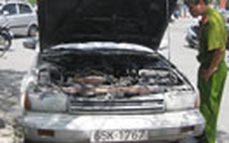 Ô tô bốc cháy, 5 người thoát nạn