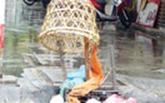 Nắp cống “bẫy” người đi đường