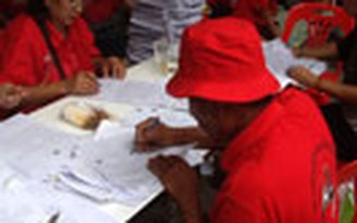 Thái Lan: Phe áo đỏ thu thập chữ ký chống tòa hiến pháp