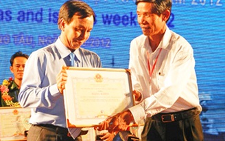 Thanh Niên nhận giải thưởng "Biển xanh quê hương"