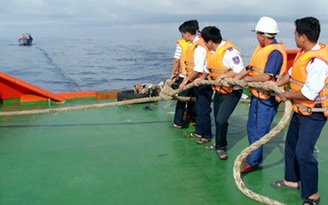 Cảnh sát biển cứu tàu cá cùng 12 ngư dân