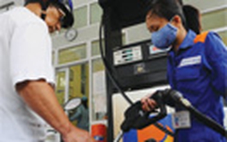 Xăng giảm thêm 700 đồng/lít