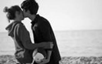 Ở tù vì… cưỡng hôn phụ nữ