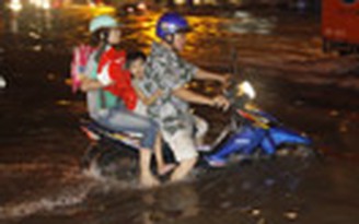 Mưa lớn, đường phố Hà Nội biến thành sông