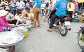 Họp chợ giữa đường