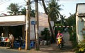 Trụ điện giữa đường