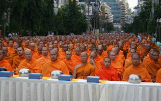 12.000 nhà sư khất thực ở Bangkok