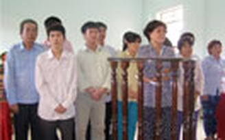 Rủ nhau đánh bạc, 13 người cùng lãnh án tù