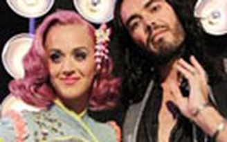 Russell Brand bị truy tố vì ném... iPhone