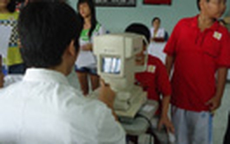 Khám mắt và tư vấn miễn phí cho trẻ em