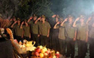 Thắp nến tri ân các liệt sĩ quân tình nguyện Việt Lào