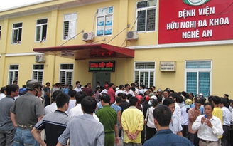 Người nhà bệnh nhân bao vây khoa cấp cứu