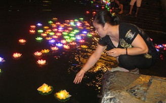 Thả 10.000 đèn hoa đăng tri ân liệt sĩ