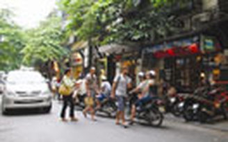 Khách 'Tây' khốn khổ ở phố cổ