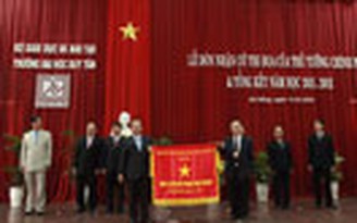 Duy Tân - đại học tư thục duy nhất được Chính phủ tặng Cờ thi đua năm 2012