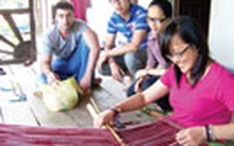 Tây học dệt thổ cẩm, đan gùi