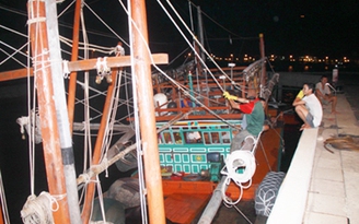 Lai dắt tàu cá cùng 6 ngư dân vào bờ an toàn