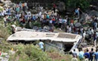 Ấn Độ: Xe buýt lao xuống hẻm núi, 40 người chết