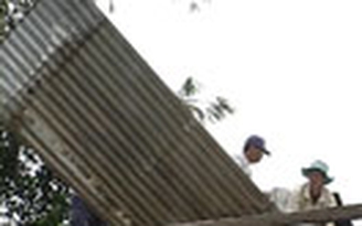 Gió giật tốc mái 30 căn nhà và 1 trường học