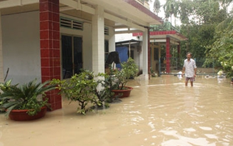 Hàng trăm hộ dân ngập do mưa lũ