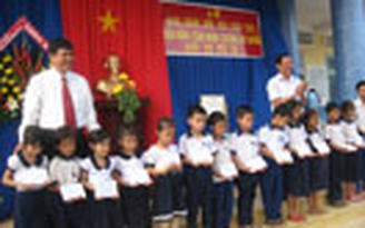 T.Ư Đoàn tặng học bổng cho học sinh nghèo Bến Tre