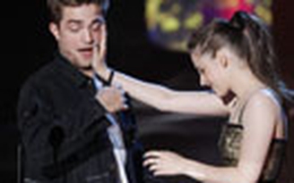 Chị gái cấm Robert Pattinson trở lại với Kristen Stewart