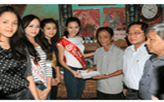 Hoa hậu Đặng Thu Thảo thăm người dân vùng lũ