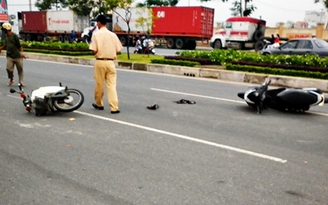 Gây tai nạn vì mải nghe điện thoại