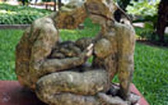 Vườn tượng Hồ Gươm - Méo mó có hơn không?