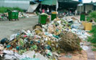 Chợ ngập… rác