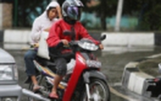 Indonesia cấm phụ nữ ngồi... dạng chân sau xe máy