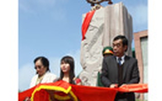 Khánh thành tượng đài Hoài niệm
