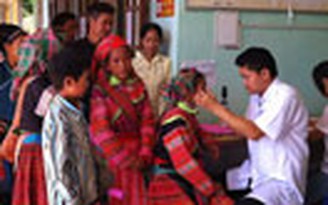 Bác sĩ trẻ tình nguyện về bệnh viện nghèo