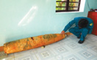 Quả bom ở bờ sông