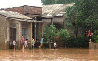 Nhiều tuyến đê kè vỡ, nhà dân ở Quảng Trị bị ngập nặng