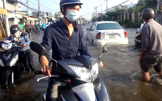 Triều cường gây ngập khắp Sài Gòn