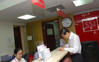 Thanh khoản tăng cao, hai sàn giảm điểm