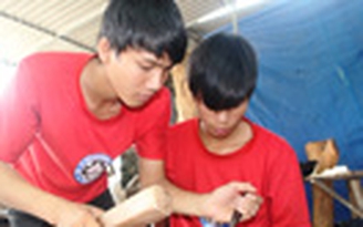 Ông chủ cầm đục và dùi