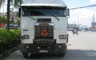 Va chạm với xe đầu kéo, mẹ chết, con trọng thương