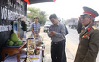 Lập bàn thờ dọc quốc lộ để đón Đại tướng