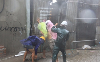 Bão số 11 càn quét miền Trung: 2 người mất tích, 11 người bị thương