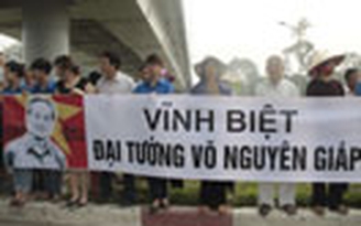 Người dân tiễn đưa Đại tướng suốt đoạn đường ra sân bay
